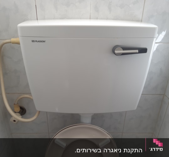 ניאגרה עם צינור מים מחובר לקיר